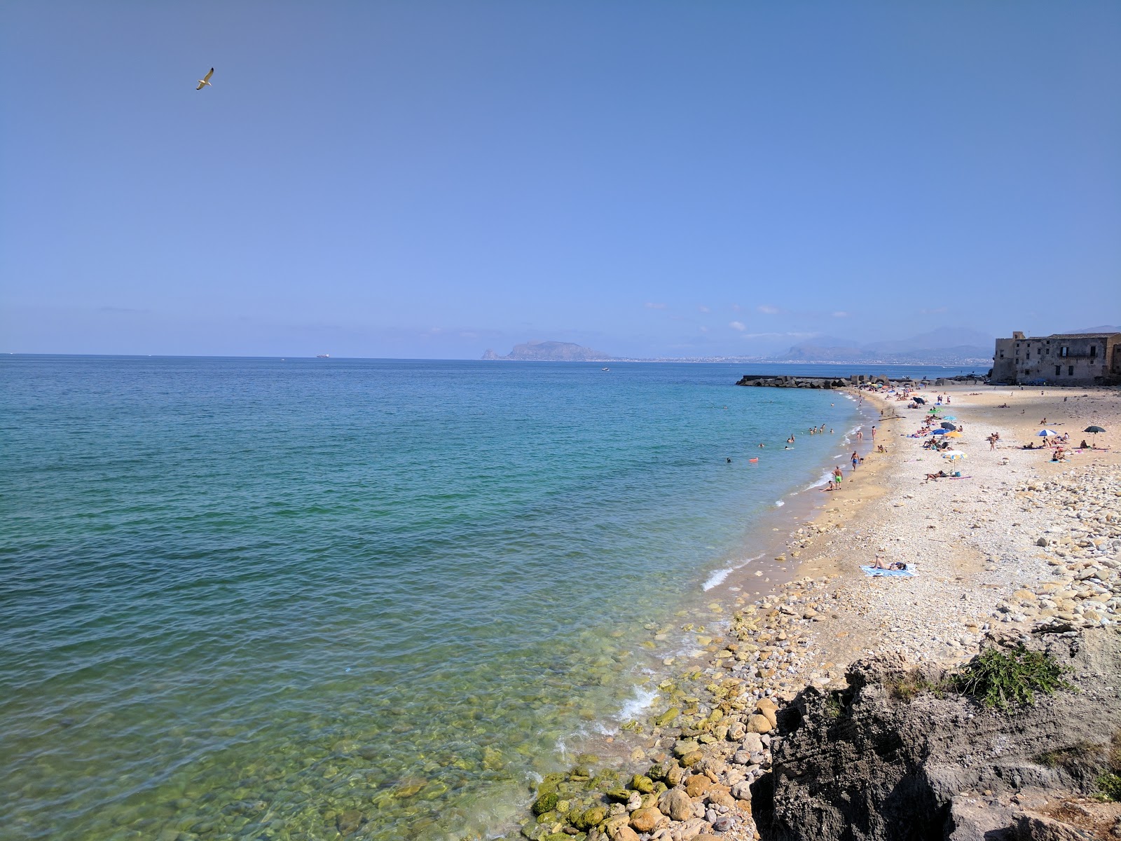 Spiaggia Vergine Maria'in fotoğrafı geniş bir kıyı şeridi ile birlikte
