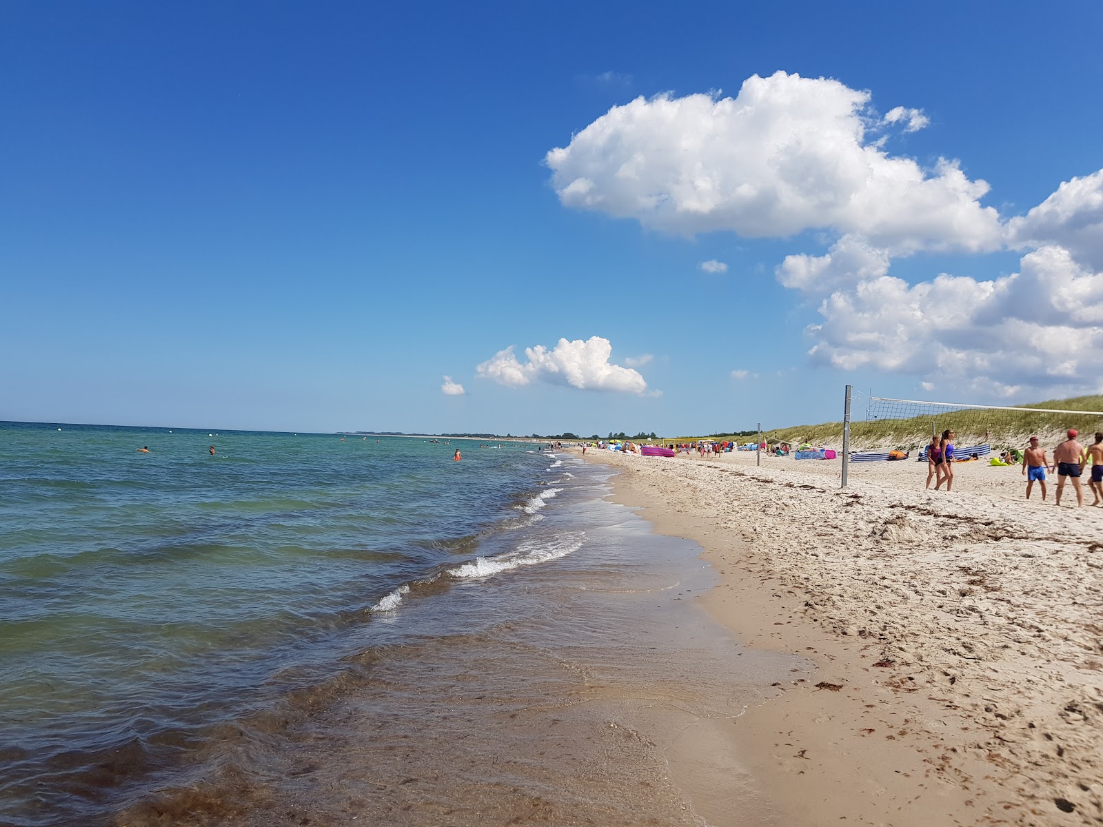 Valokuva Dierhagen Strandista. pinnalla beige iekka:n kanssa