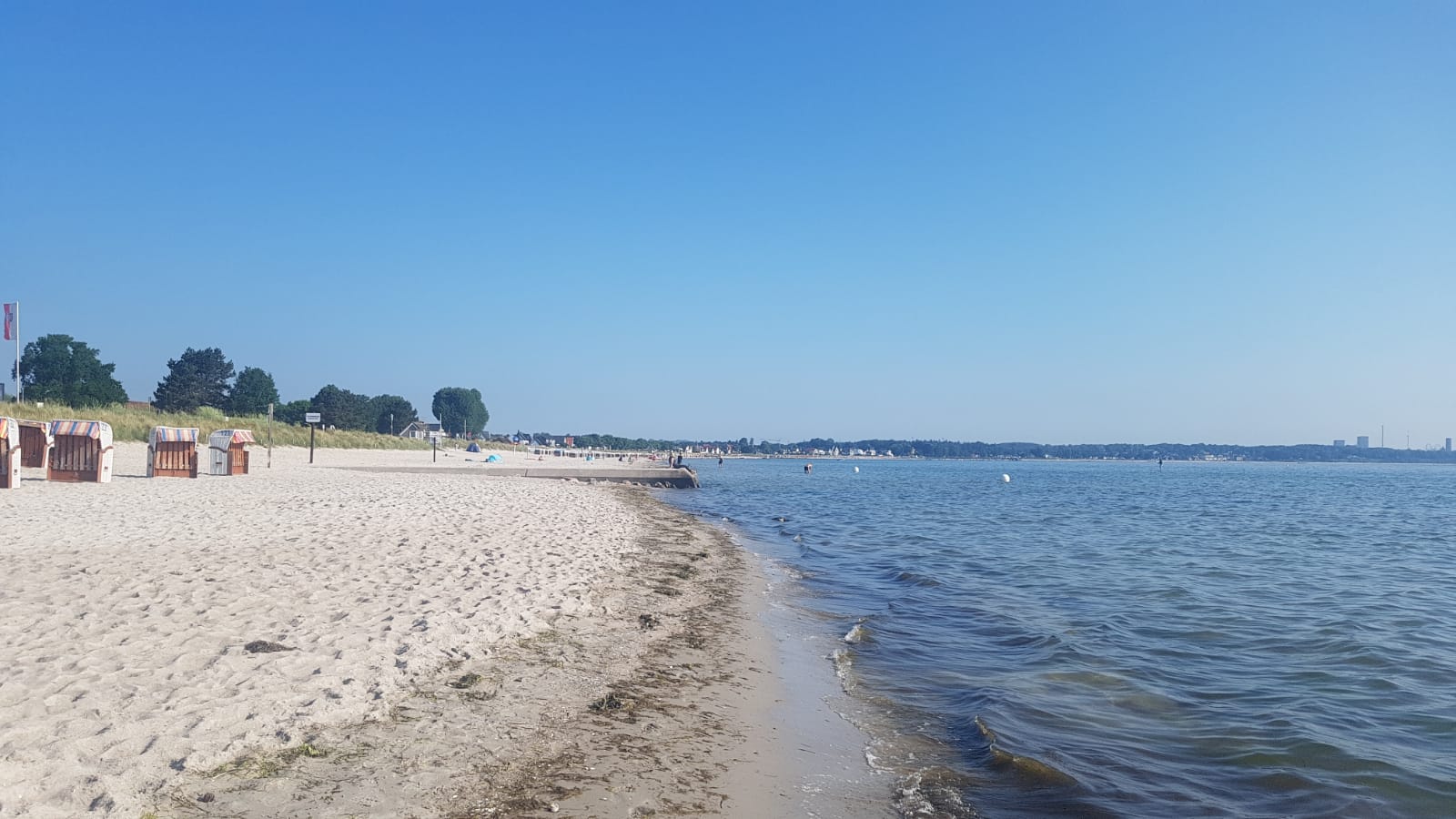 Foto von Surendorfer Strand mit heller sand Oberfläche