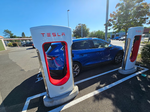 Borne de recharge de véhicules électriques Tesla Supercharger Biganos