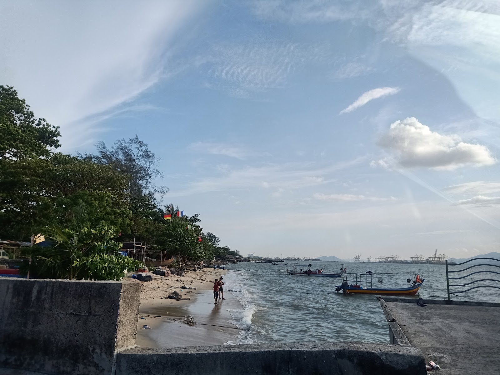 Photo de Bersih Beach avec l'eau turquoise de surface