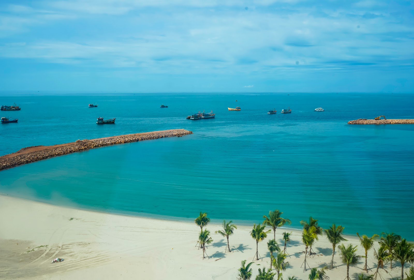 Foto von Central Village beach mit weißer sand Oberfläche