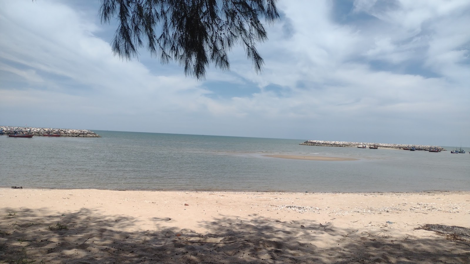 Fotografie cu Bang Sai Yoi Beach - locul popular printre cunoscătorii de relaxare