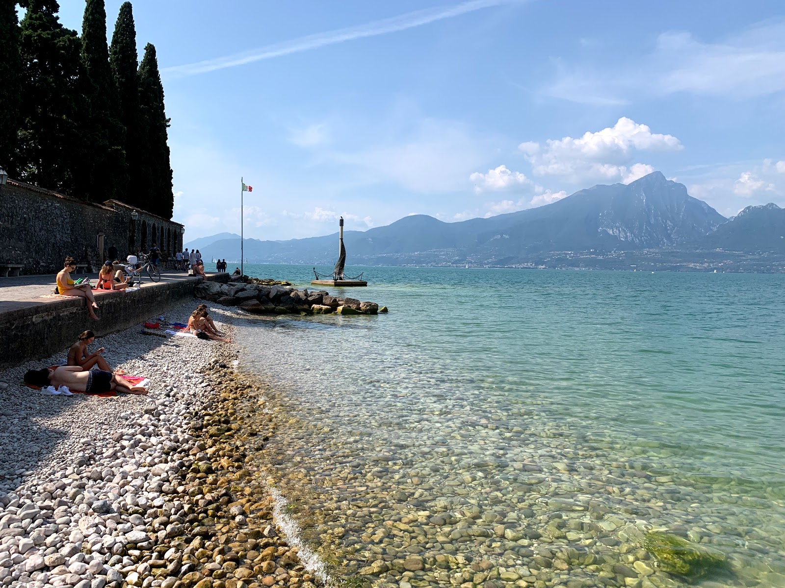 Spiaggia di Torri del Benaco'in fotoğrafı geniş bir kıyı şeridi ile birlikte