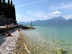 Spiaggia di Torri del Benaco'in fotoğrafı geniş bir kıyı şeridi ile birlikte