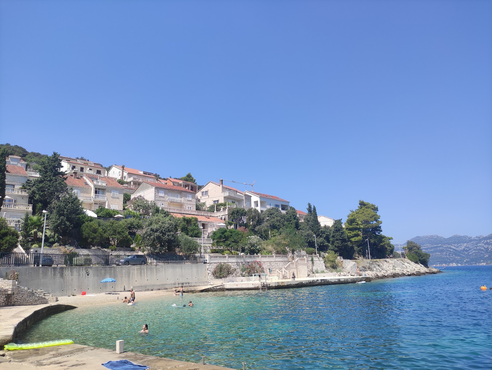 Beach Medvinjak'in fotoğrafı kısa, düz kıyı şeridi ile birlikte