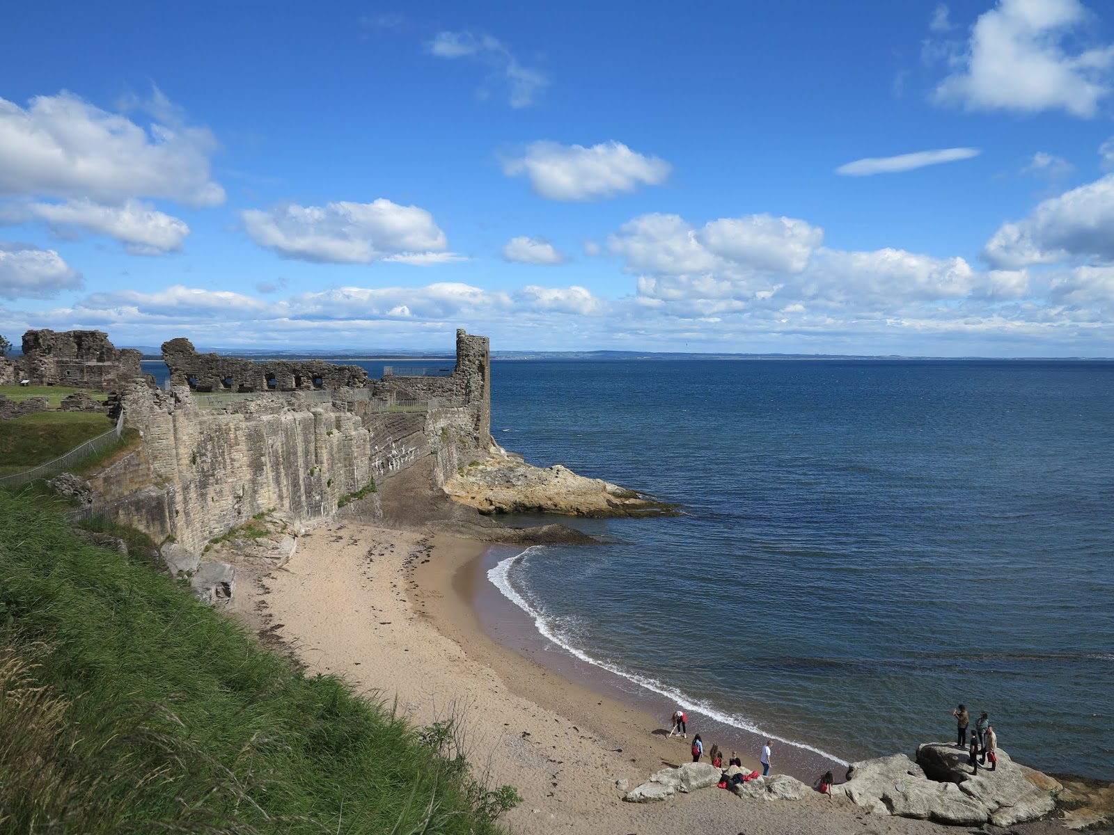 Foto von Castle Sands Beach mit kleine, beiger kiesel Oberfläche