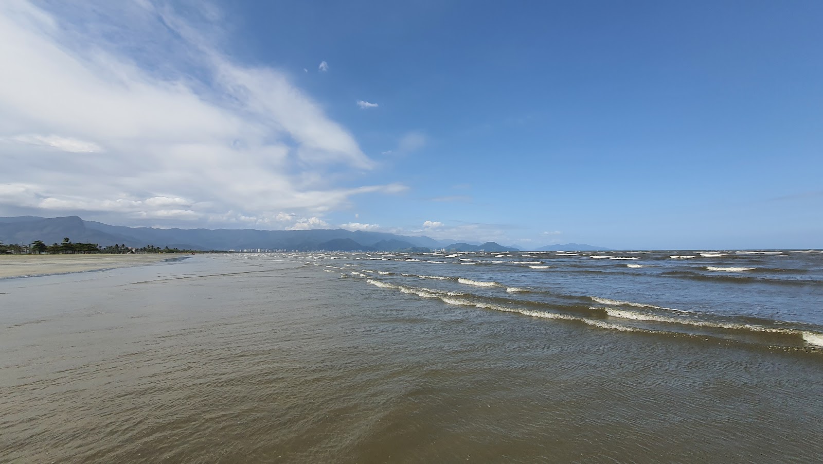 因达亚海滩的照片 带有碧绿色水表面