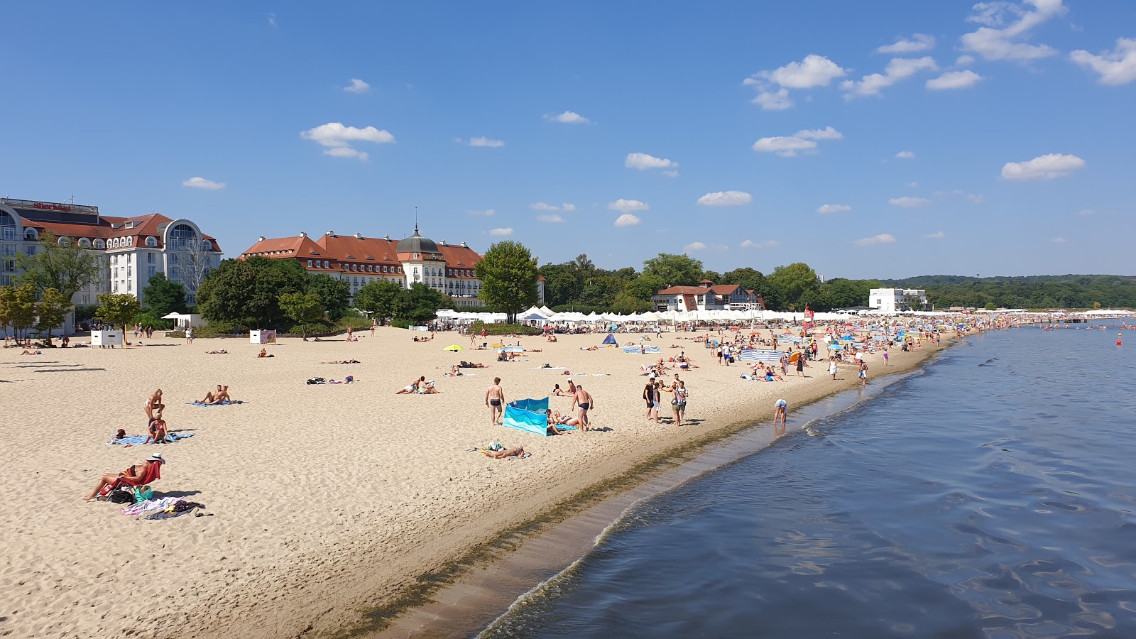 Foto van Plaza Sopot met helder fijn zand oppervlakte
