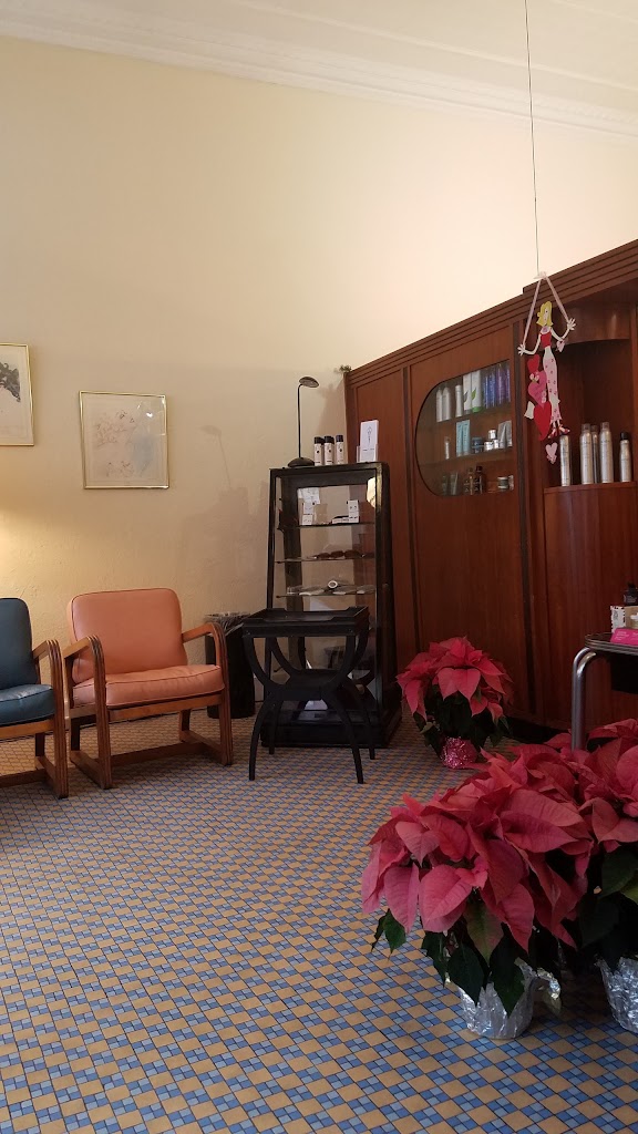 Nancy's Salon 06320