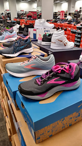 Shoe Store «Off Broadway Shoe Warehouse», reviews and photos, 8600 Ward Pkwy, Kansas City, MO 64114, USA