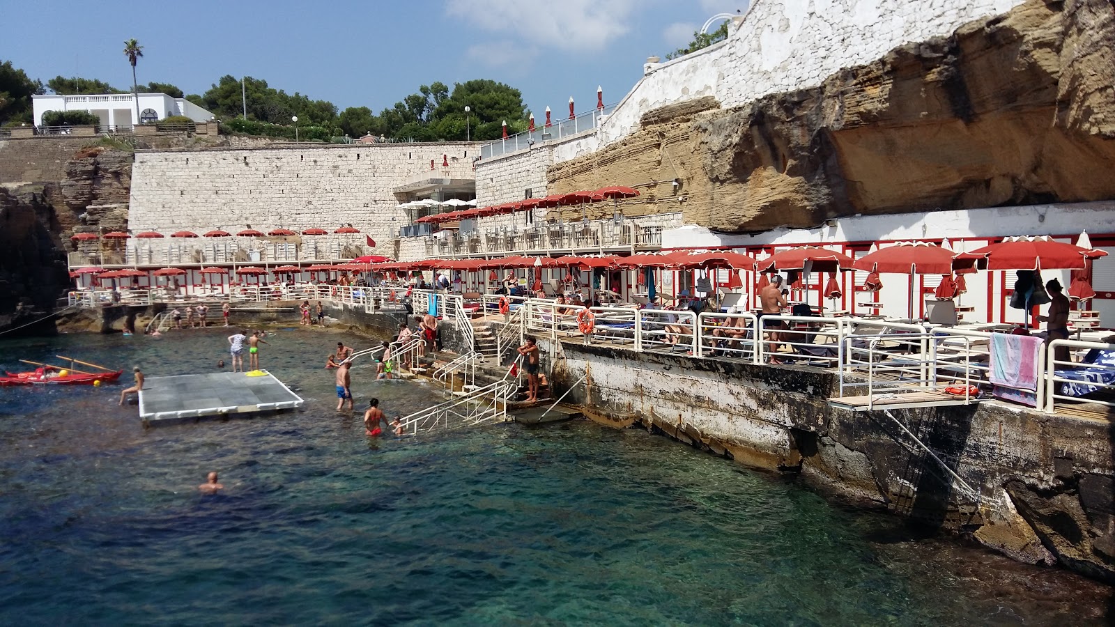 Foto av Bagno Marino Archi omgiven av berg