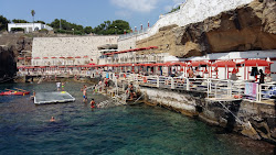 Foto von Bagno Marino Archi umgeben von Bergen