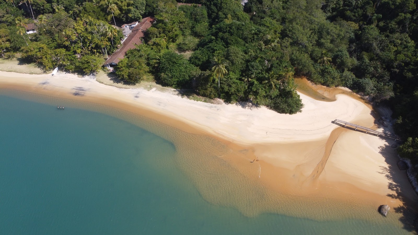 Foto van Praia de Mangues met ruim strand