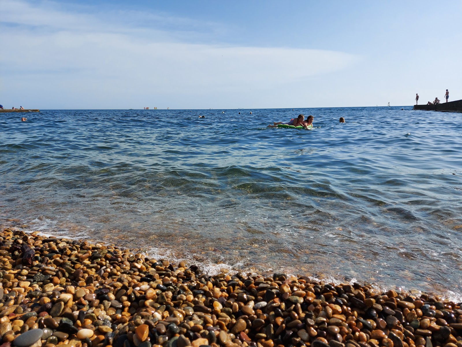 Photo de Metallurg beach - endroit populaire parmi les connaisseurs de la détente