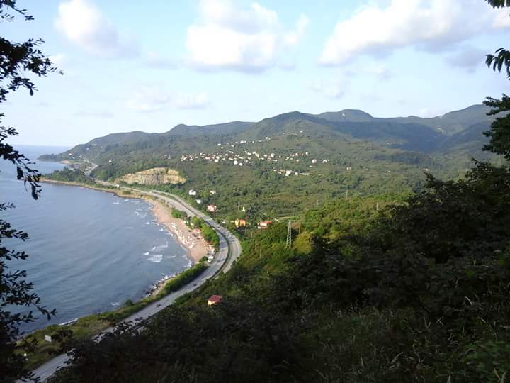 Foto von Duzkoy Beach und die siedlung