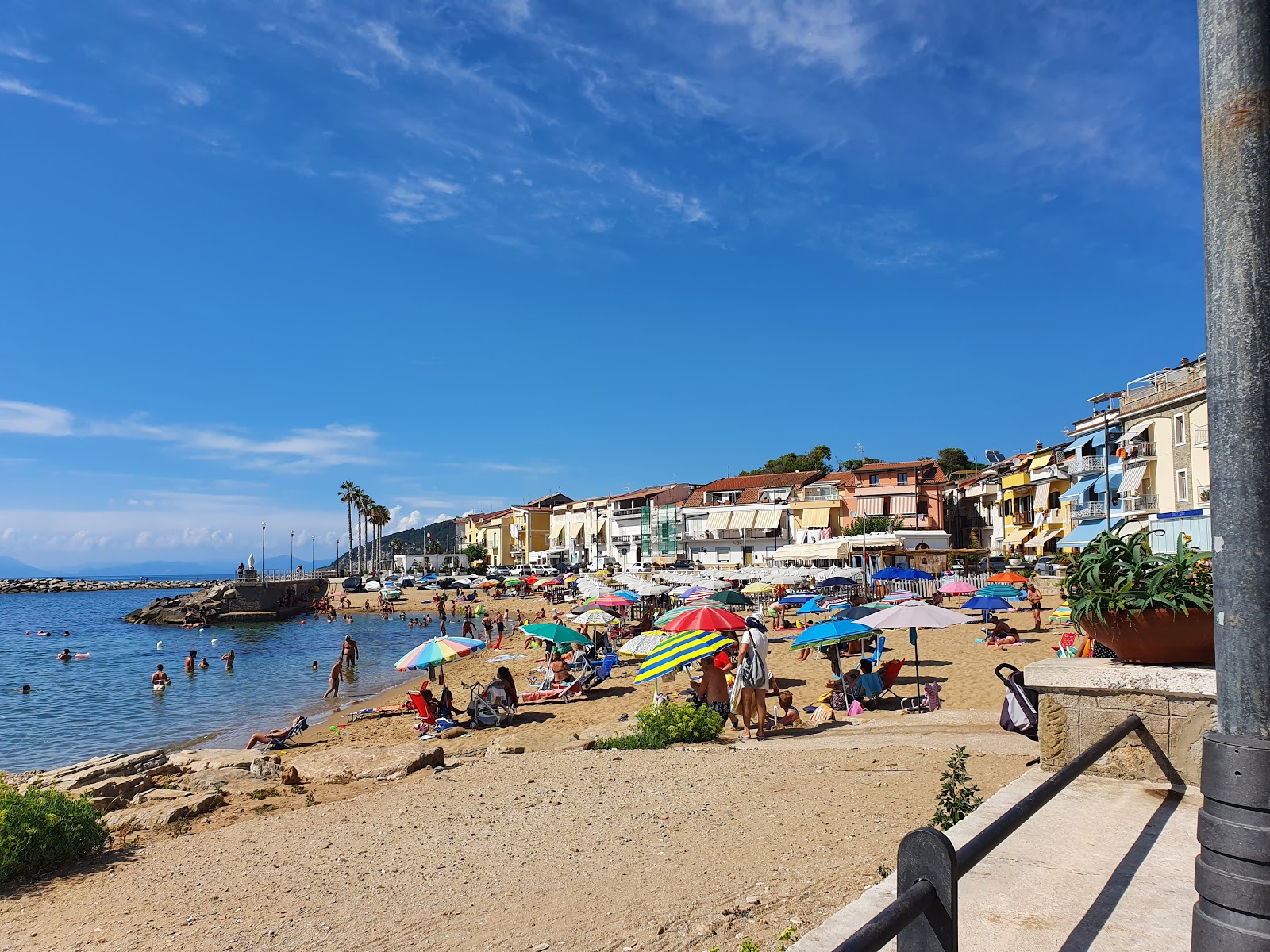 Spiaggia dello Scario的照片 带有蓝色的水表面