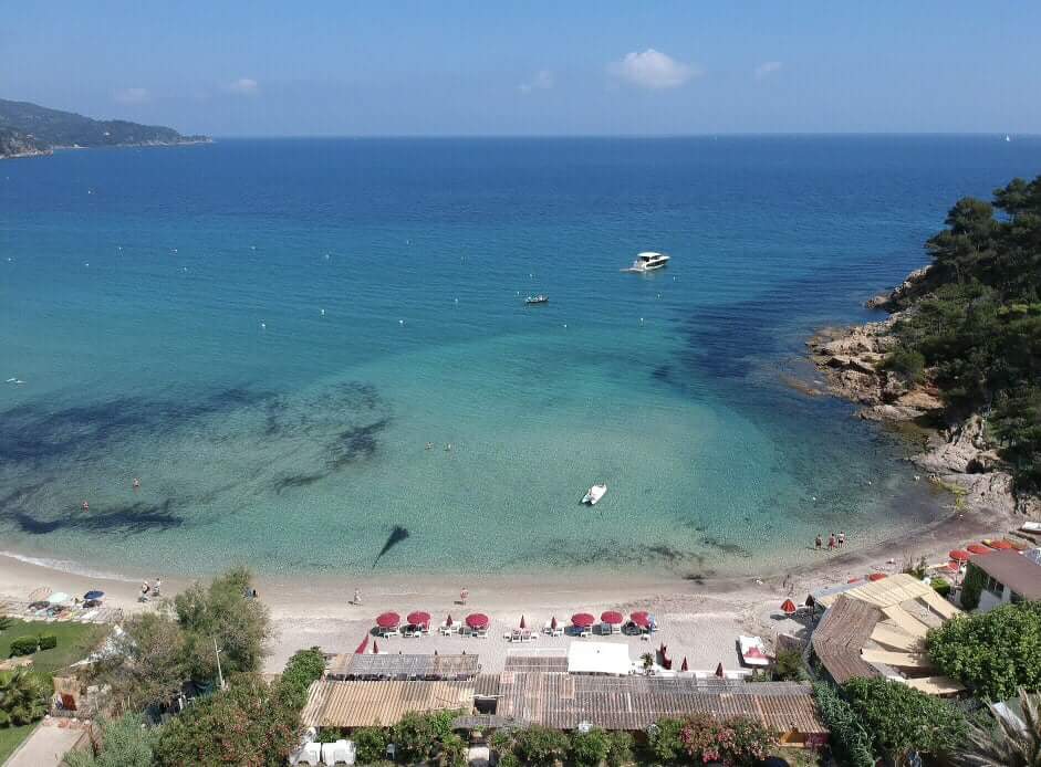 Foto di Spiaggia di Pramousquier con una superficie del sabbia bianca