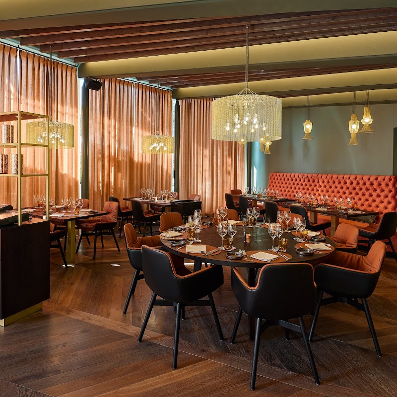 PLÜ Restaurant & Lounge