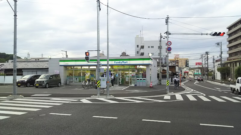 ファミリーマート 衣山駅前店