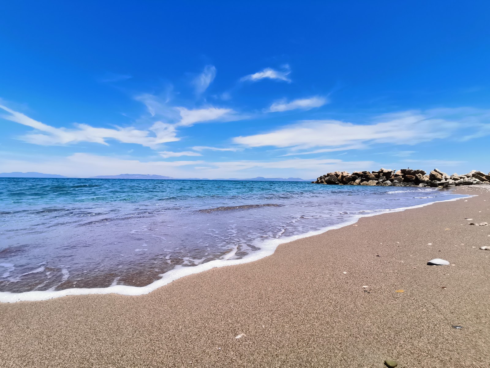 Foto de Kite Kalavarda com areia cinza e seixos superfície