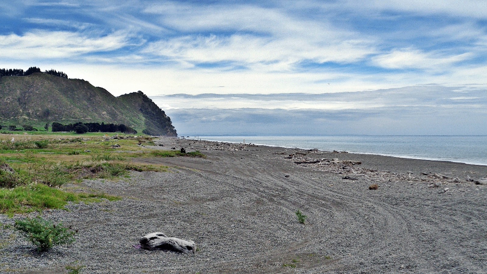 Fotografija Torere Beach z sivi kamenček površino