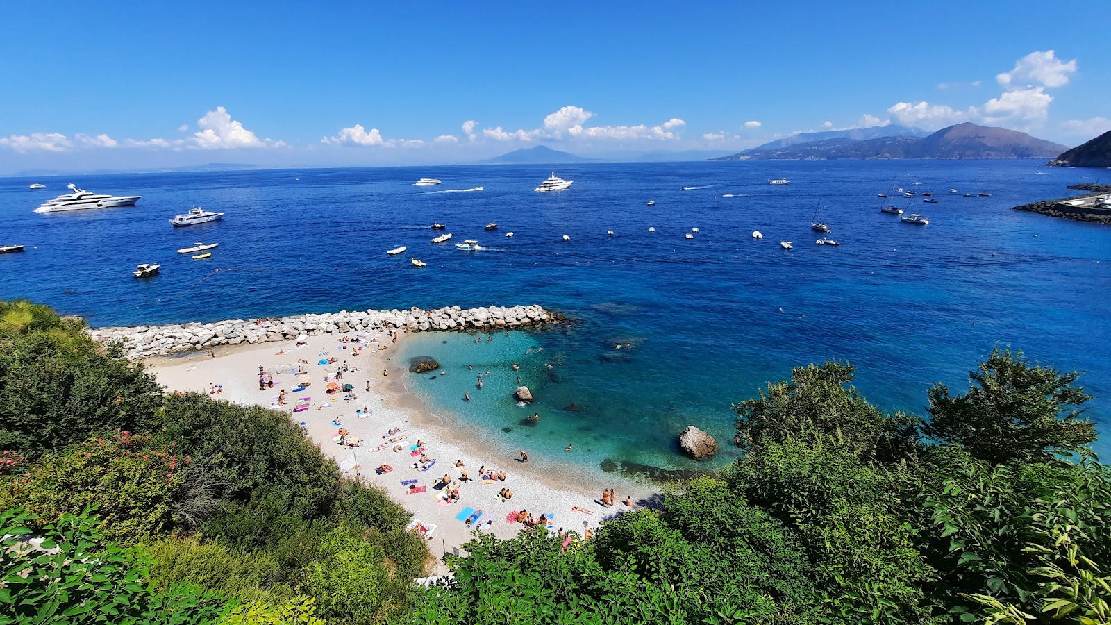 Foto di Spiaggia Marina Grande con una superficie del sabbia grigia e rocce