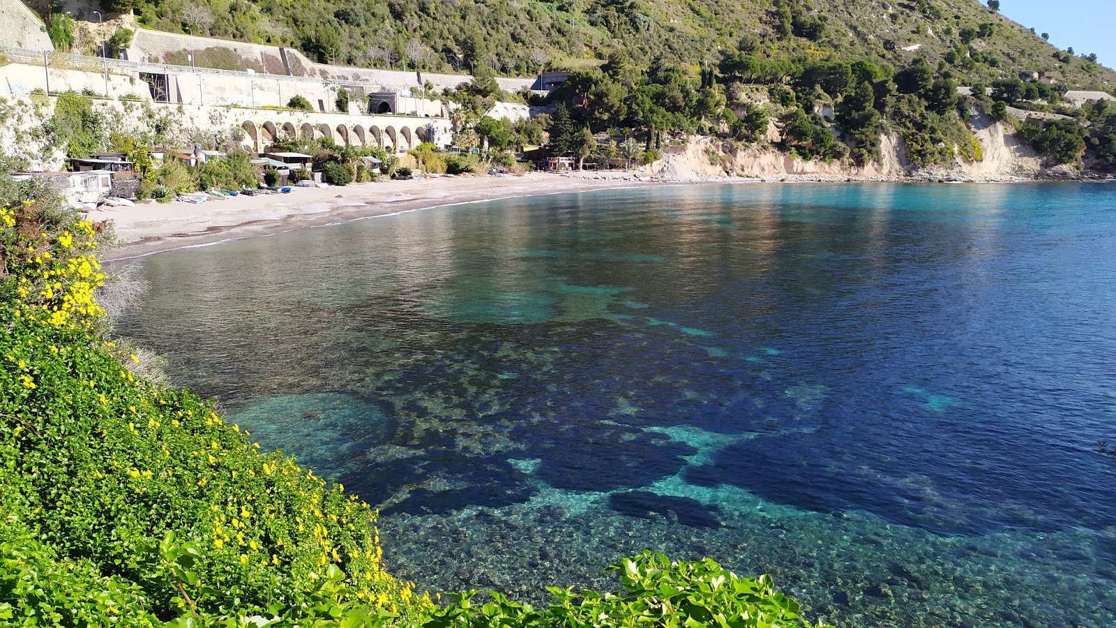 Foto av Darsenun beach med låg nivå av renlighet