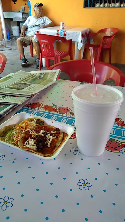 Tacos Y Sopes De La Curva