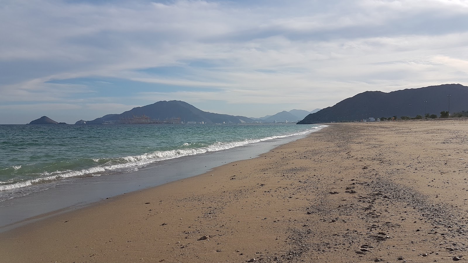 Foto von Luluyah Beach mit beiger sand & kies Oberfläche
