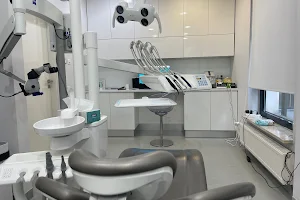 YourDentist.pl - Klinika Stomatologii Estetycznej - Centrum Leczenia Bruksizmu - Ortodoncja - Chirurgia image