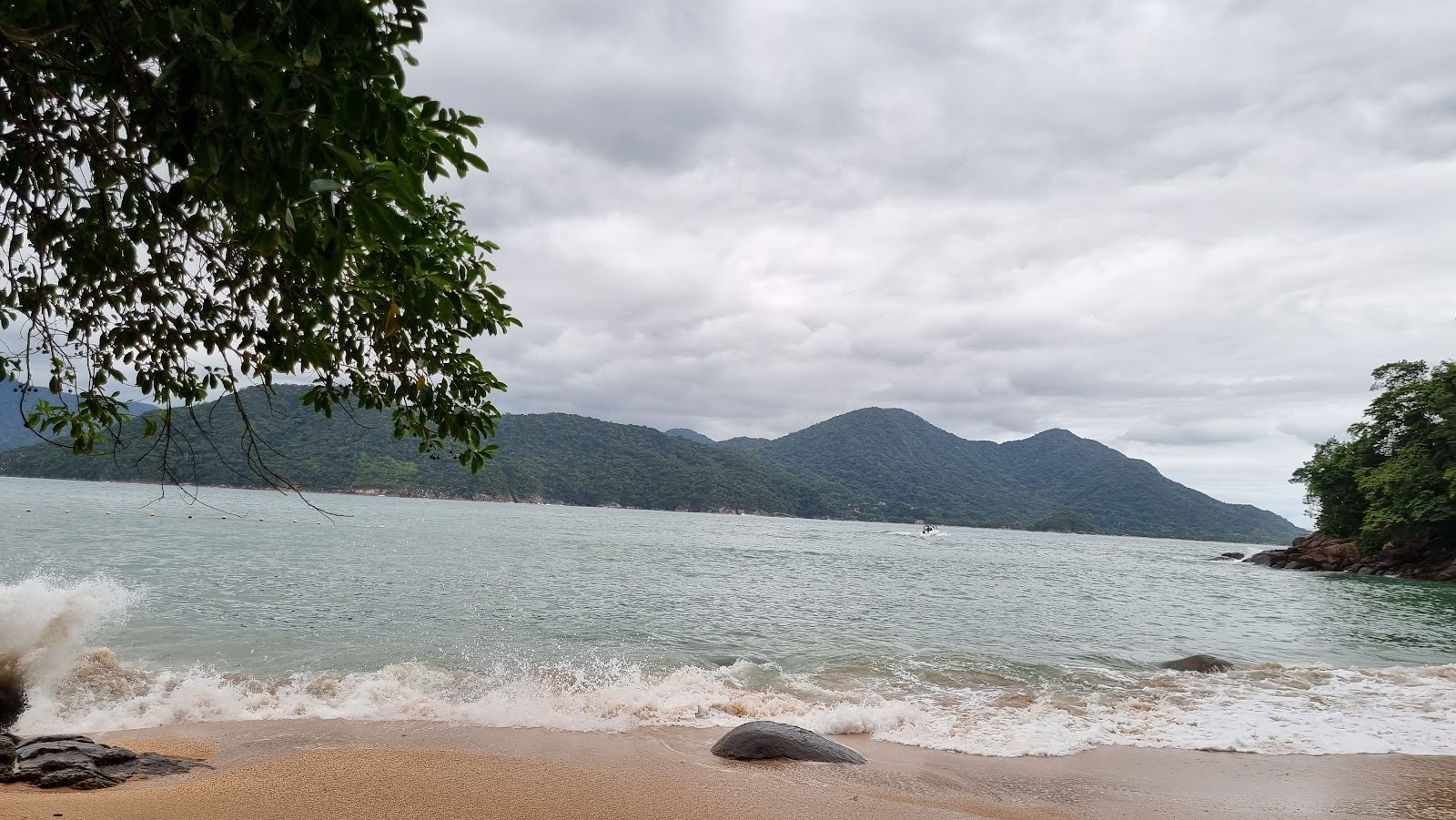 Moco Beach'in fotoğrafı düz bir kıyı şeridi ile birlikte