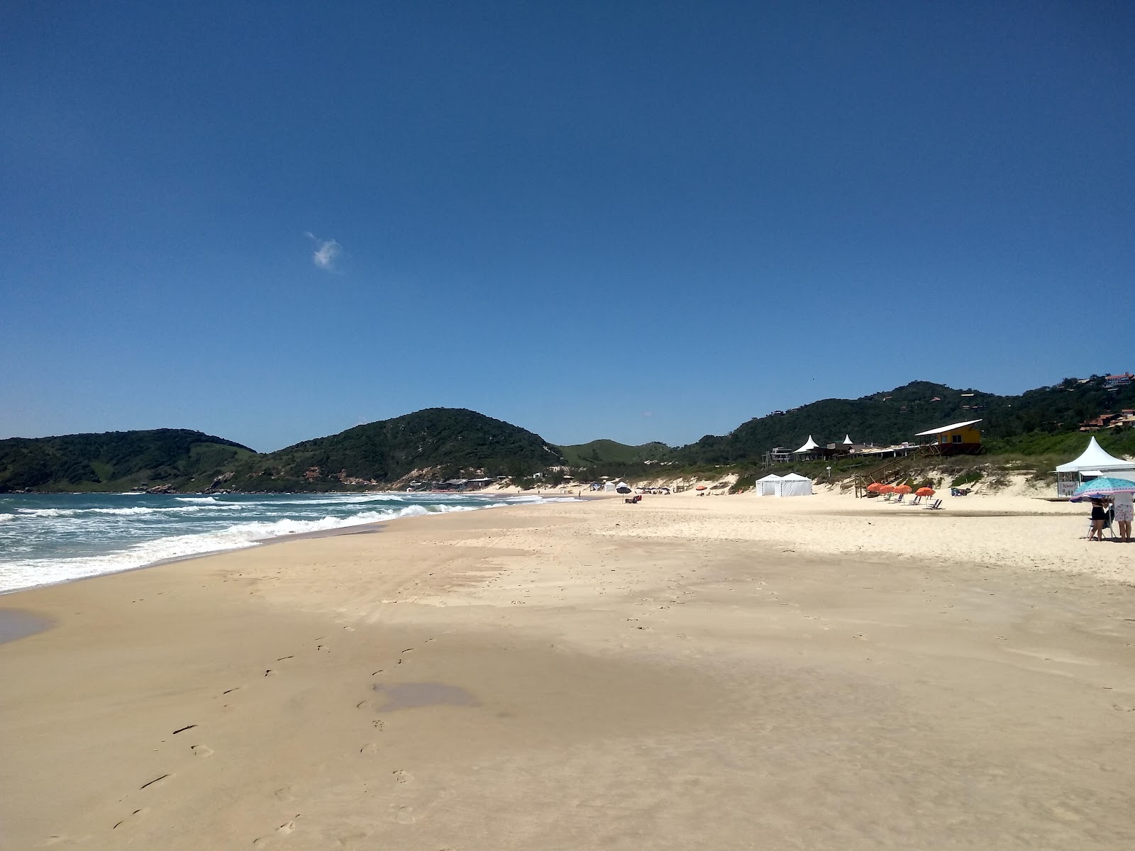 Foto de Praia do Rosa e o assentamento