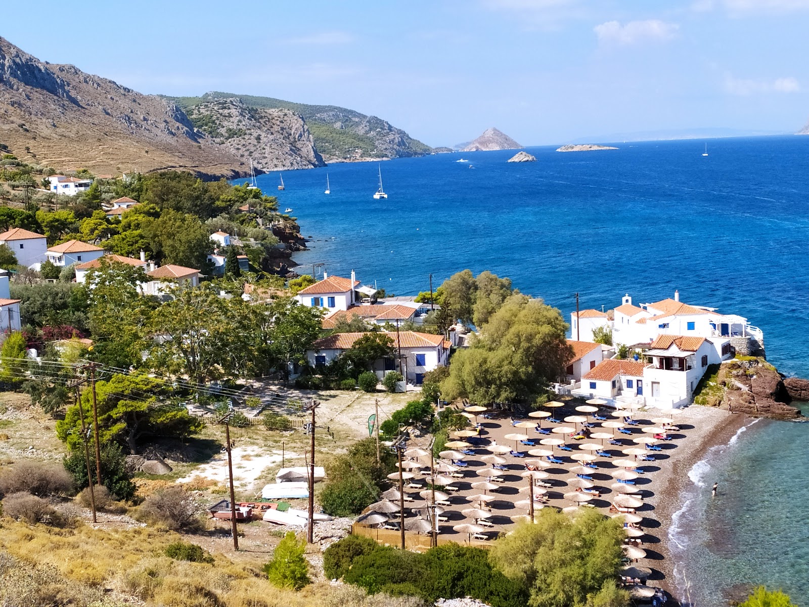 Φωτογραφία του Vlychos Beach με καθαρό πράσινο νερό επιφάνεια