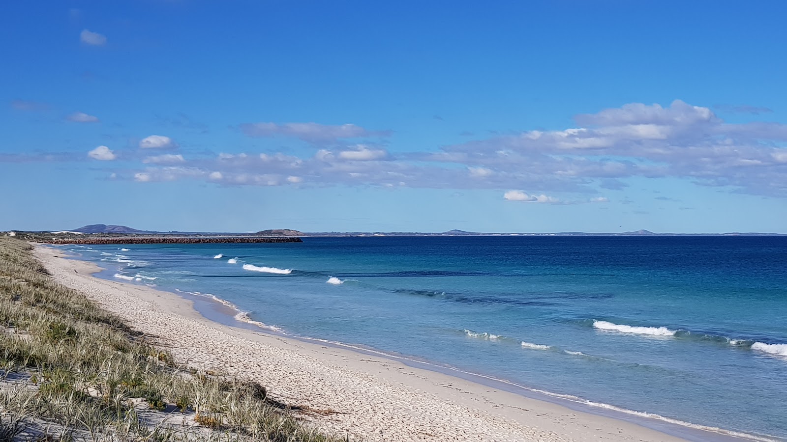 Φωτογραφία του Castletown Beach με λεπτή λευκή άμμος επιφάνεια