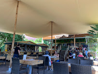 Atmosphère du Le Santo - Bar / Restaurant - Piscine Chauffée à Talloires-Montmin - n°5