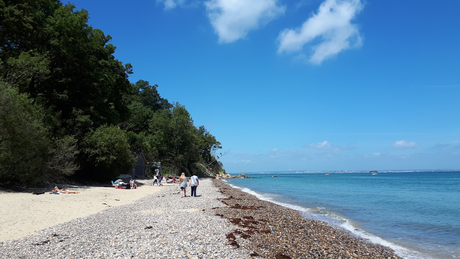 Foto de Priory Beach rodeado de montañas