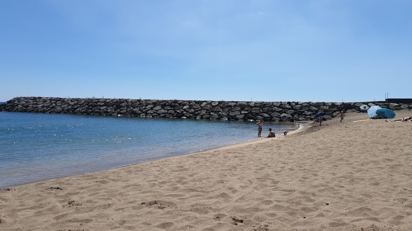 Zdjęcie Praia Sargentos z powierzchnią turkusowa czysta woda