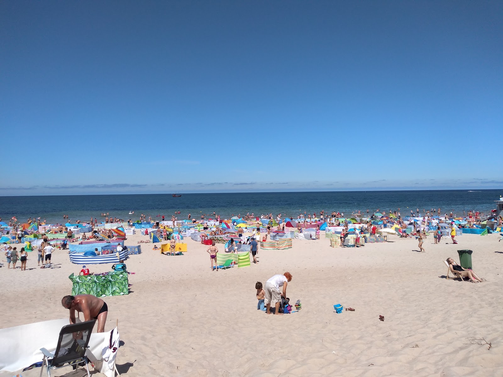 Foto von Rowy Beach mit türkisfarbenes wasser Oberfläche