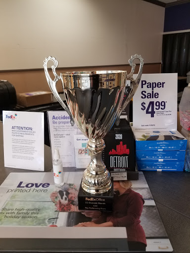 Shipping and Mailing Service «FedEx Office Ship Center», reviews and photos, 1341 Coolidge Hwy, Troy, MI 48084, USA