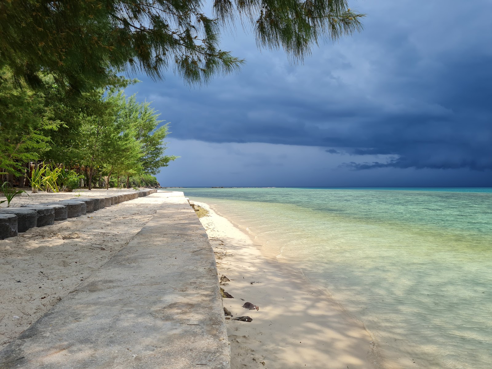 Fotografie cu Gili Sudak Beach - locul popular printre cunoscătorii de relaxare