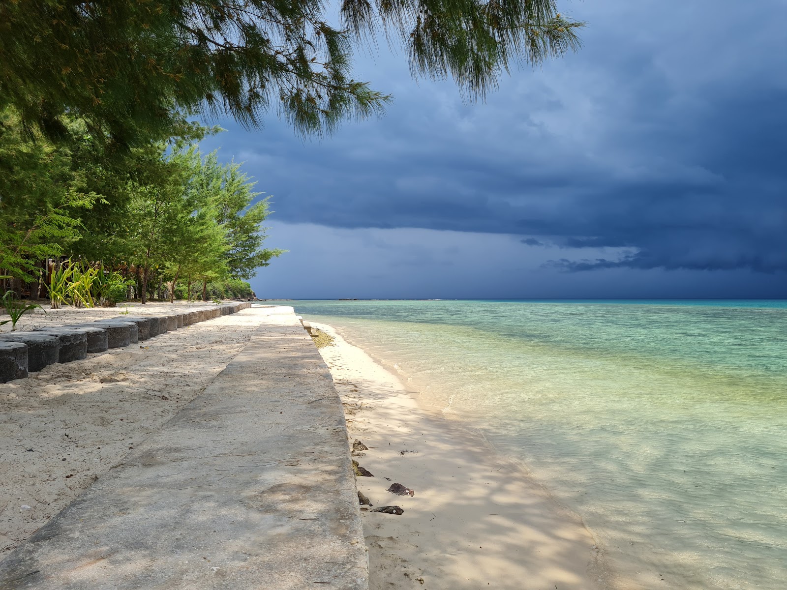 Gili Sudak Beach photo #7
