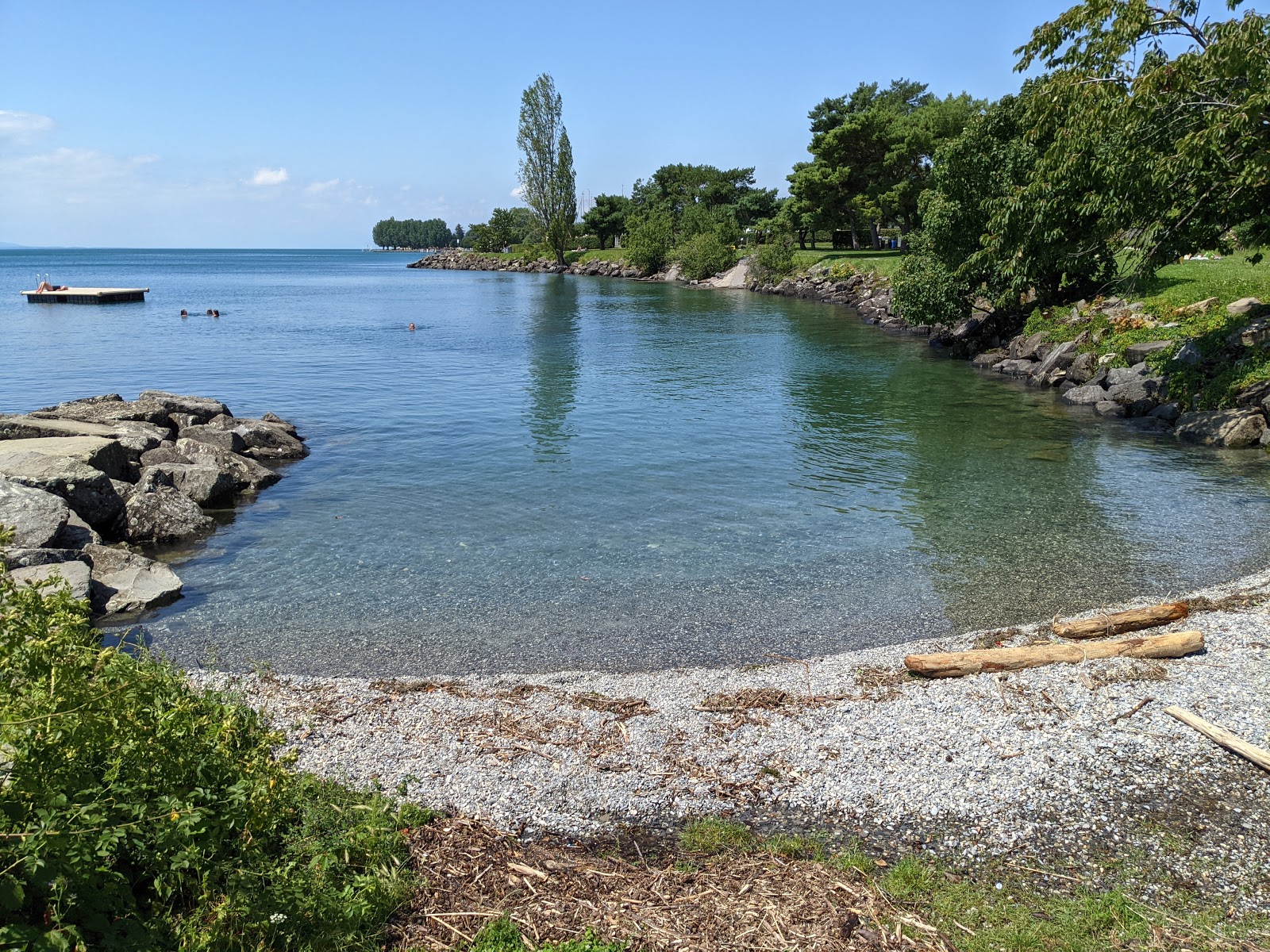 Plage de Cully'in fotoğrafı geniş bir kıyı şeridi ile birlikte