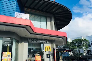 McDonald's Primark Gapan image