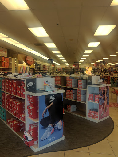 Shoe Store «Famous Footwear», reviews and photos, 211 NE Englewood Rd, Kansas City, MO 64118, USA