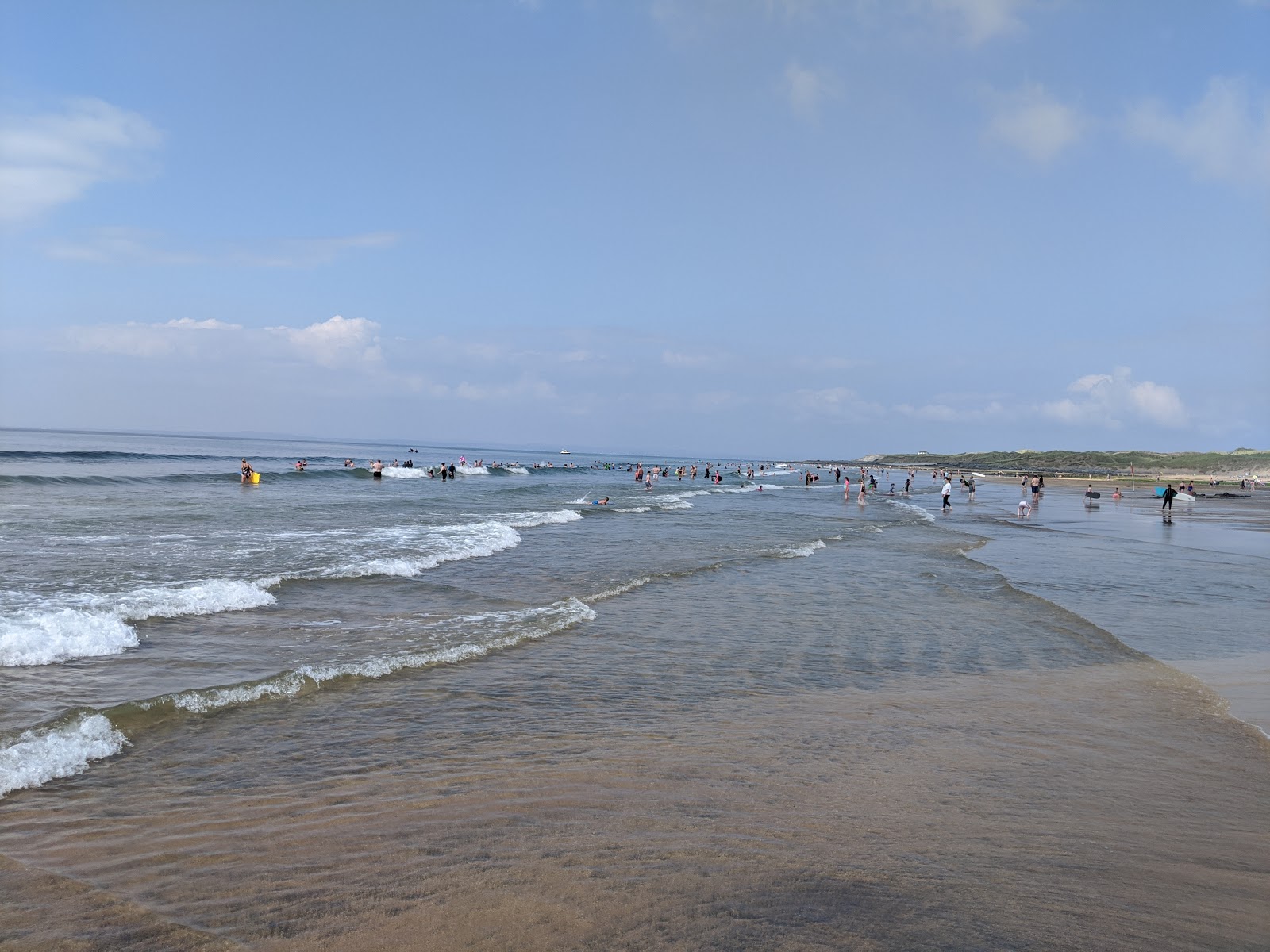 Photo de Fanore Beach protégé par des falaises