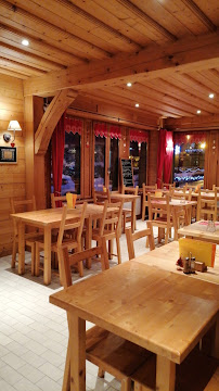 Atmosphère du Restaurant Le Corti Des Saveurs à Sixt-Fer-à-Cheval - n°4
