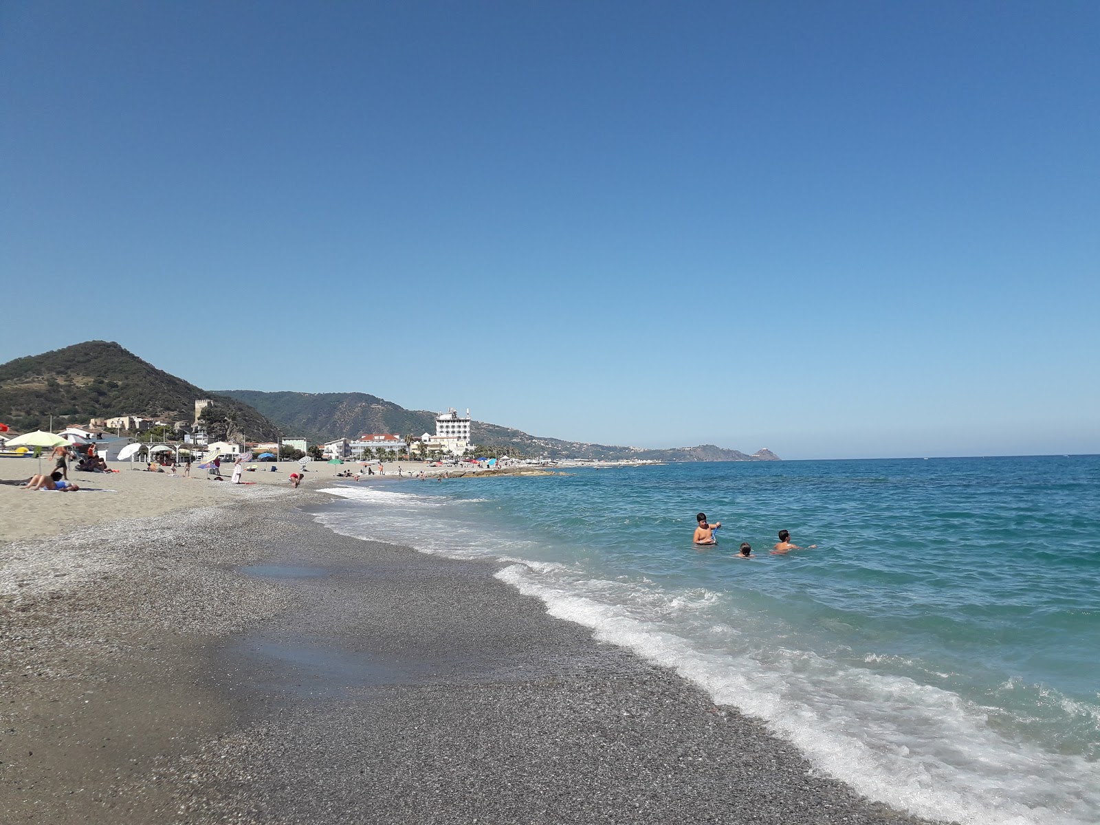 Foto di Costa Saracena con una superficie del sabbia con ciottolame