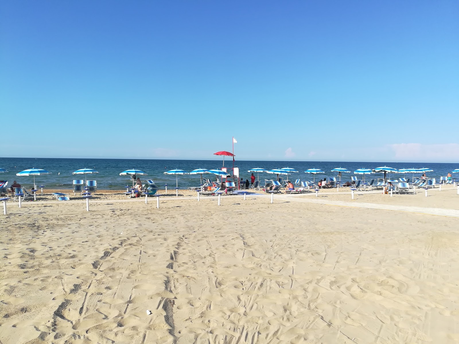 Foto de Benny beach con agua cristalina superficie