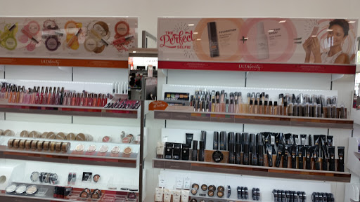 Shopping Mall «Mount Pleasant Towne Centre», reviews and photos, 1218 Belk Dr, Mt Pleasant, SC 29464, USA